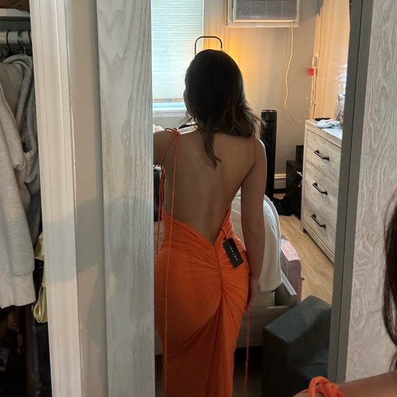 Backless Gown - Picture 6 of 7